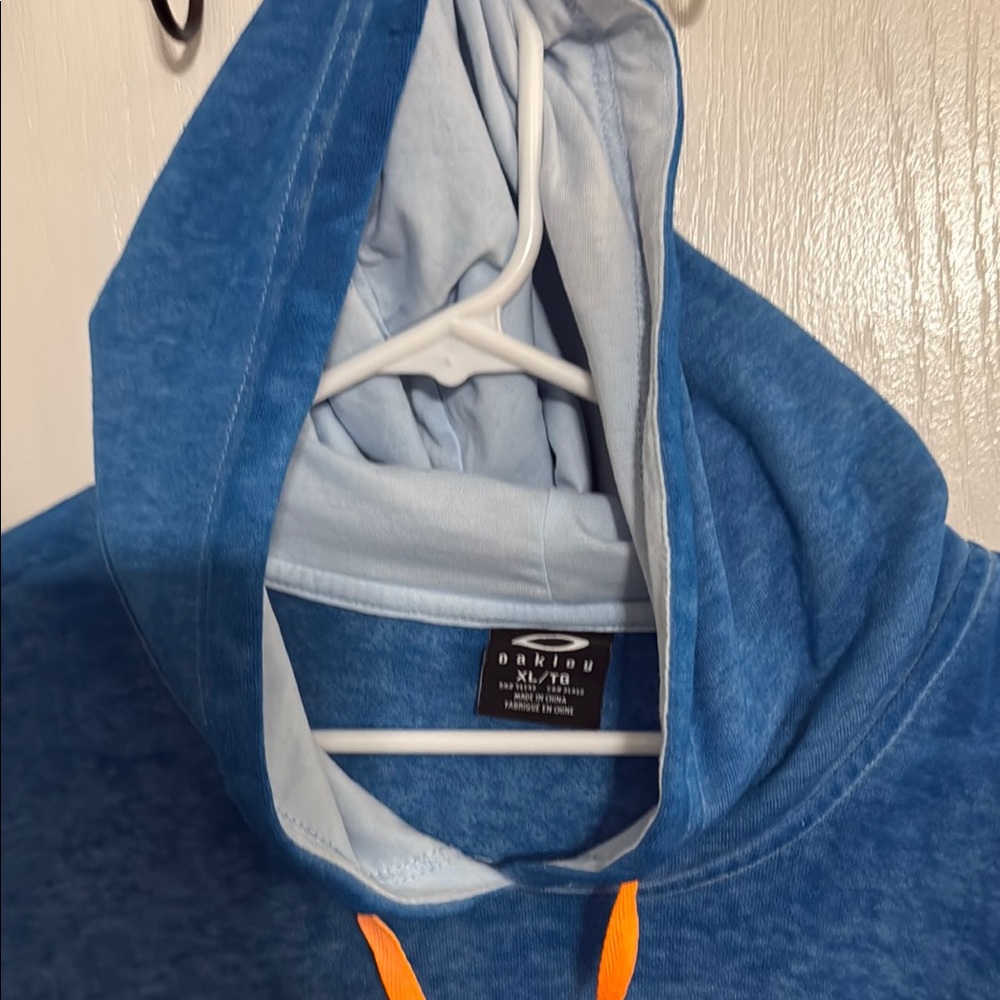 Oakley Blue and Orange Hoodie with Star Design: LOOKS BRAND NEW - Picture 4 of 8
